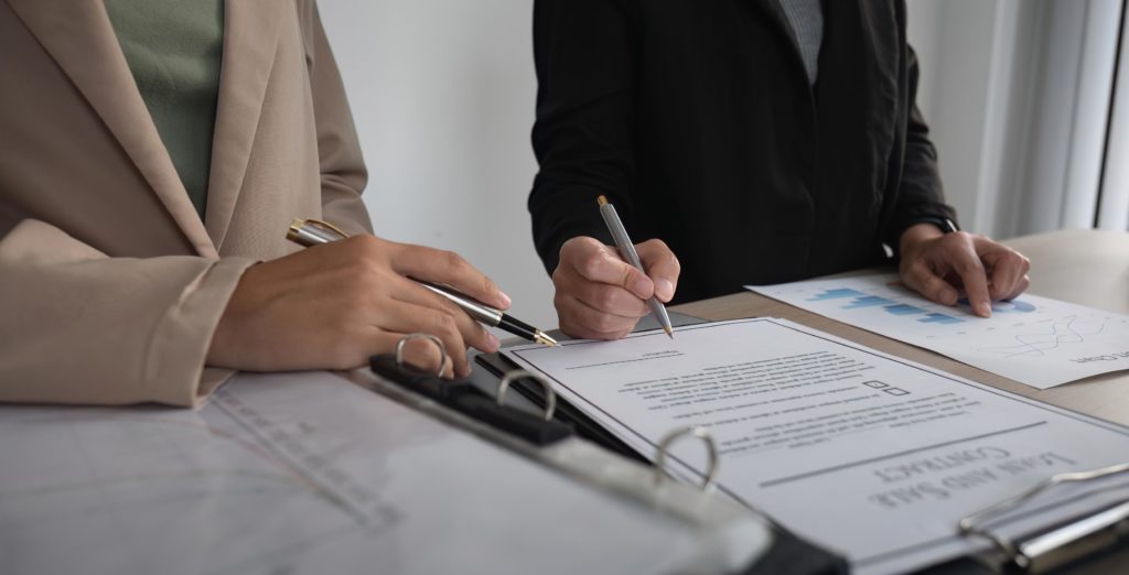Firma de contrato laboral con asesoramiento profesional en Castellón