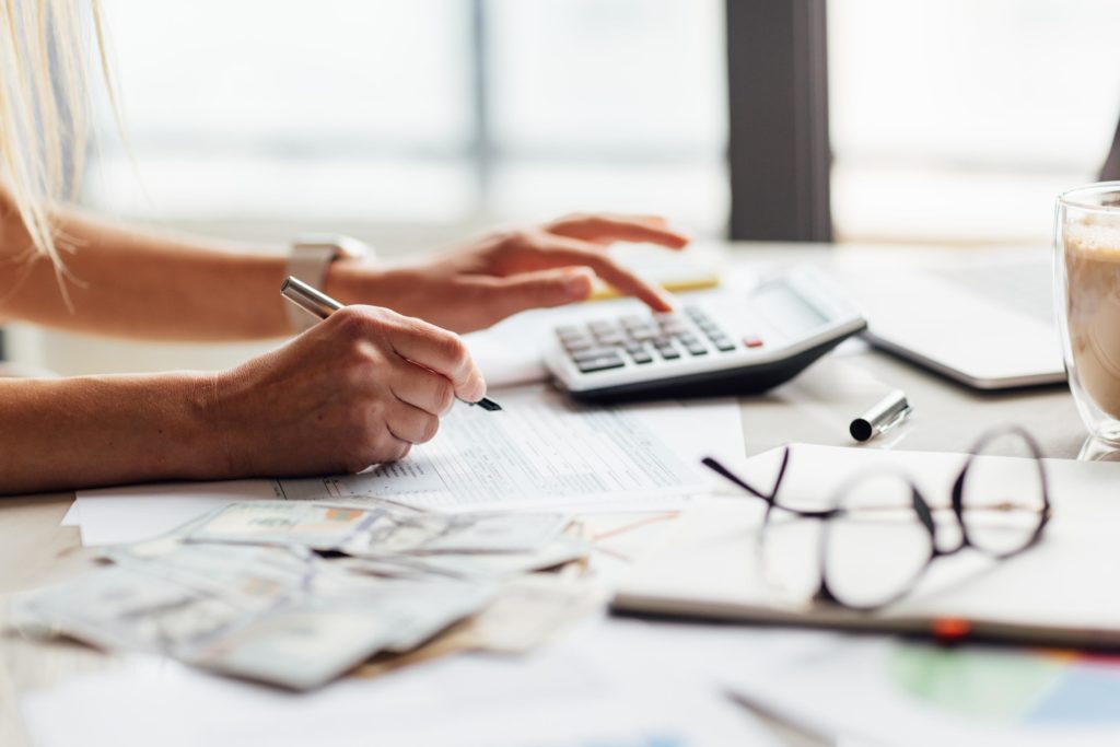 Profesional revisando impuestos y documentación fiscal en Castellón