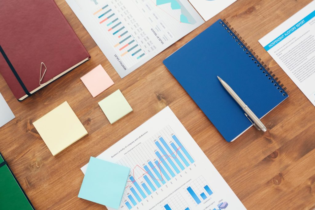 revisando informes y datos contables para pymes en Castellón